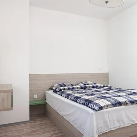 Elia Bookvillaeu * Gerakini