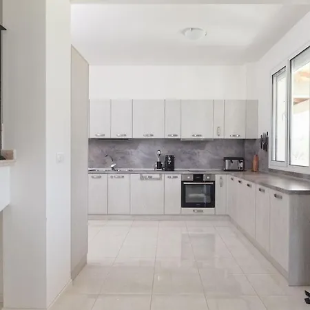 Elia Bookvillaeu * Jerakiní