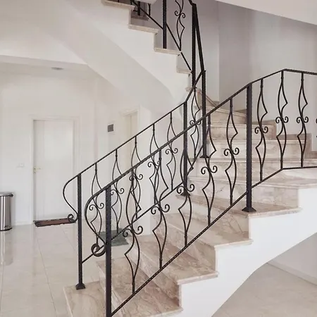 Elia Bookvillaeu Jerakiní